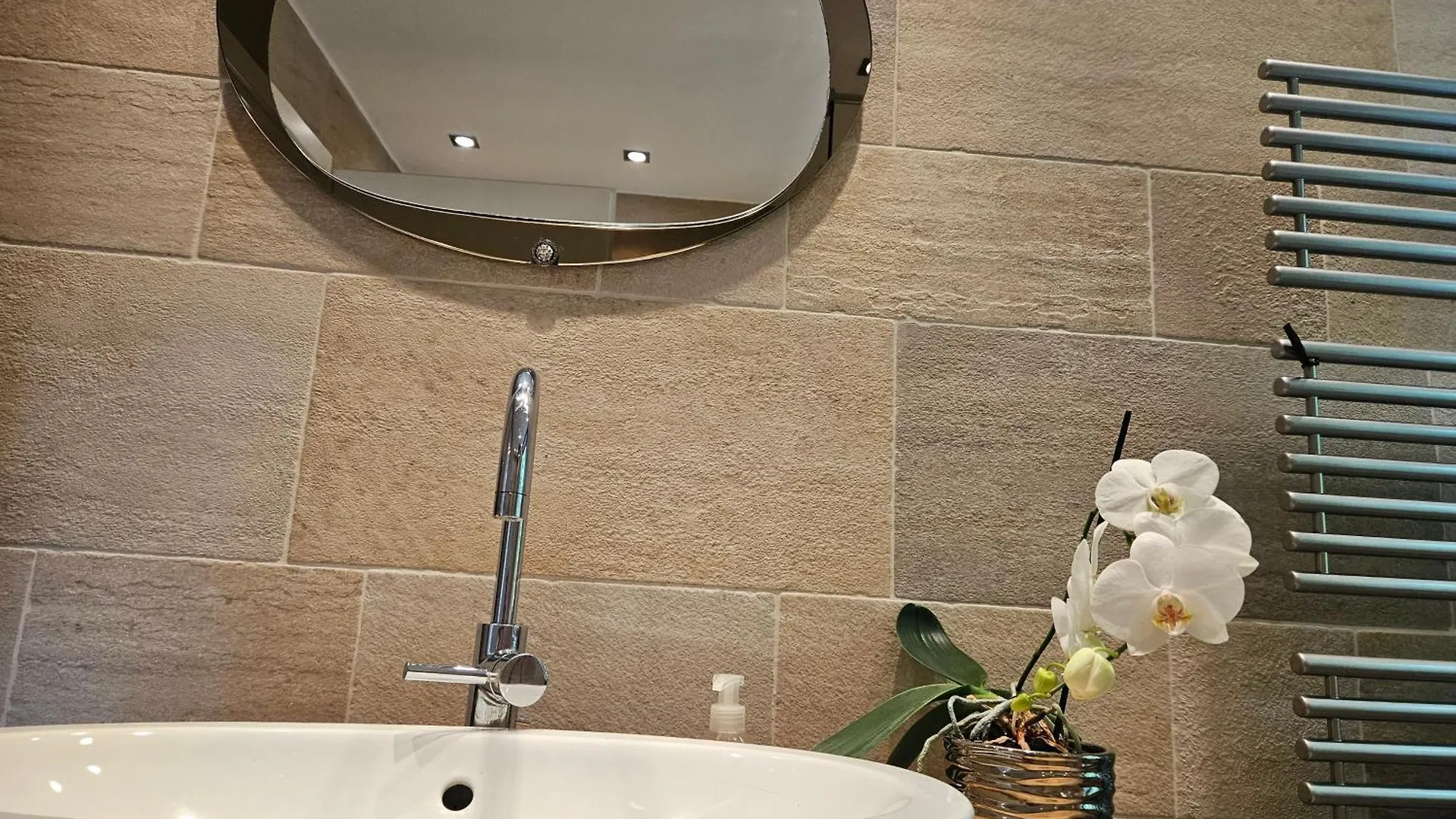 Apartment Residence Moai - Exklusiver Rueckzugsort Fuer Geschaeftsreisen - Kostenloser Parkplatz, Wlan, Waschtrockner, Smart Tv, Qbo Essential, Ergonomischer Schreibtisch Erlangen Germany