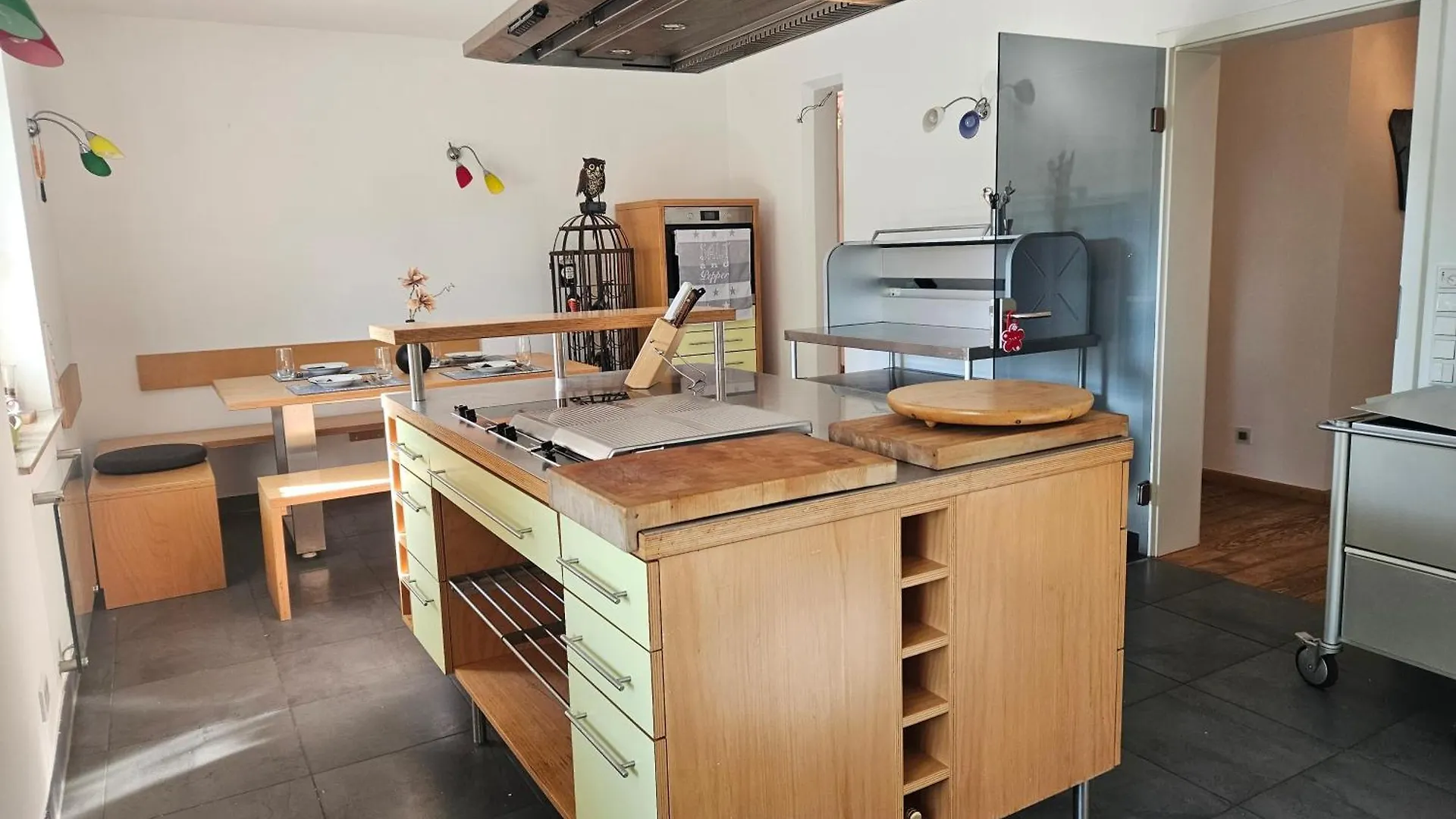 Residence Moai - Exklusiver Rueckzugsort Fuer Geschaeftsreisen - Kostenloser Parkplatz, Wlan, Waschtrockner, Smart Tv, Qbo Essential, Ergonomischer Schreibtisch Erlangen Apartment