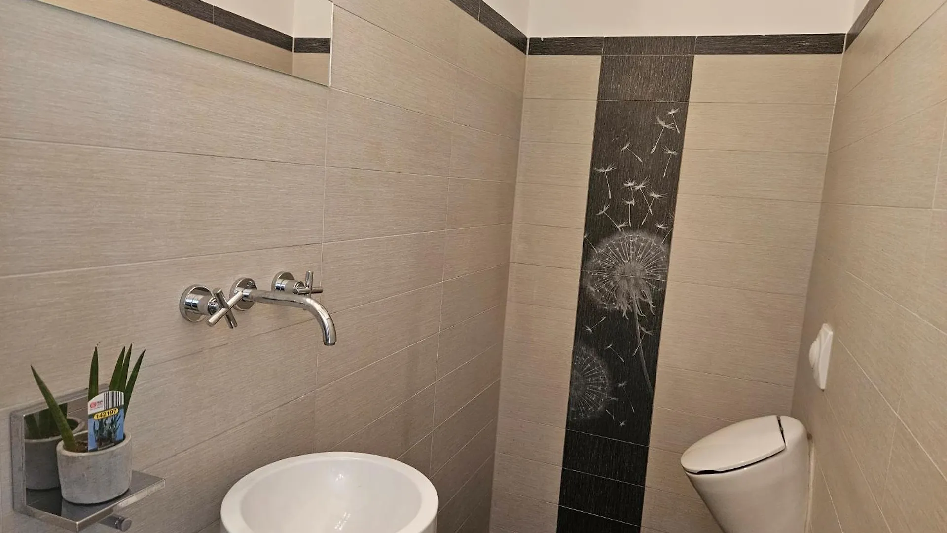 Residence Moai - Exklusiver Rueckzugsort Fuer Geschaeftsreisen - Kostenloser Parkplatz, Wlan, Waschtrockner, Smart Tv, Qbo Essential, Ergonomischer Schreibtisch Erlangen Apartment