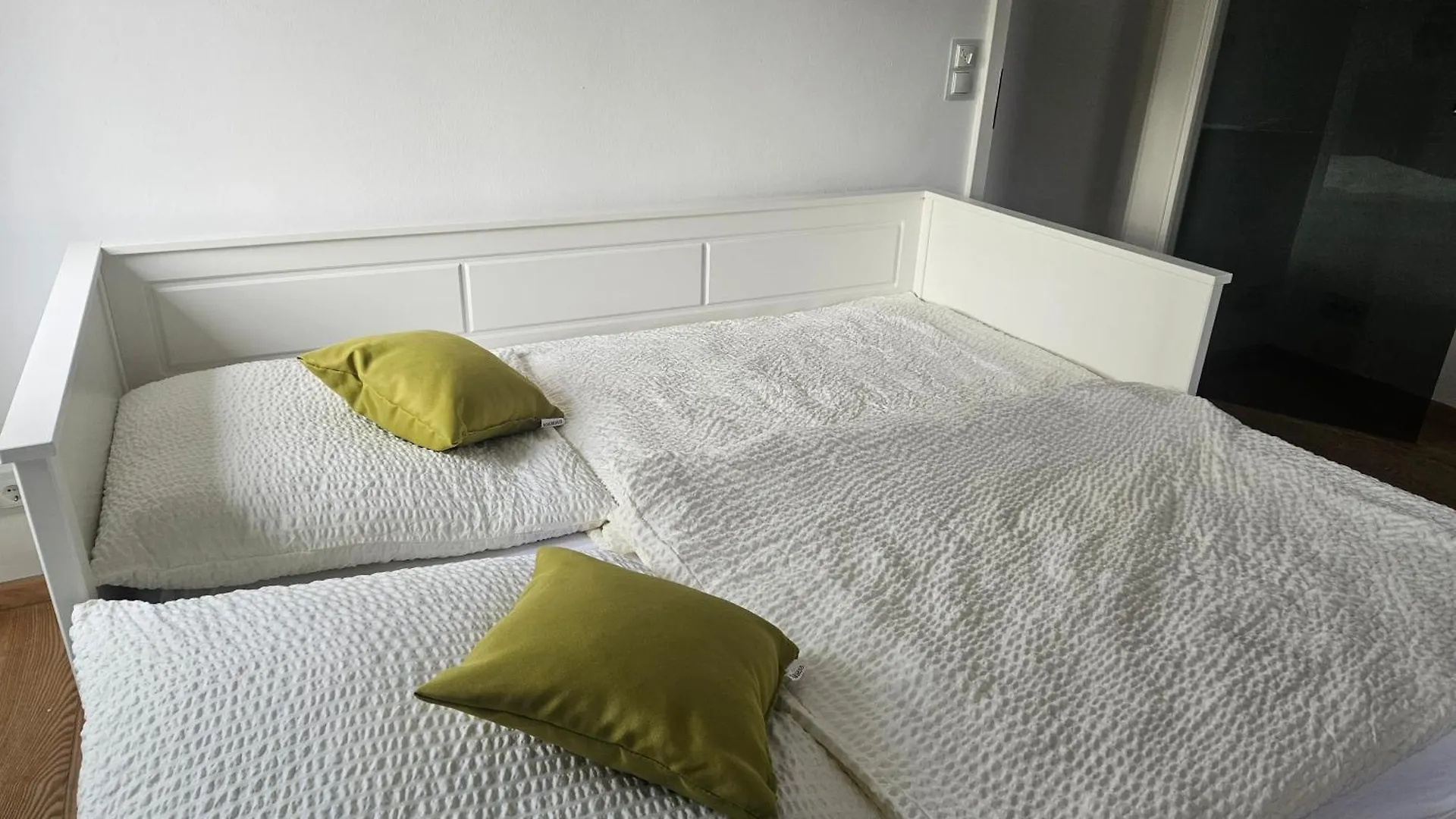 Apartment Residence Moai - Exklusiver Rueckzugsort Fuer Geschaeftsreisen - Kostenloser Parkplatz, Wlan, Waschtrockner, Smart Tv, Qbo Essential, Ergonomischer Schreibtisch Erlangen