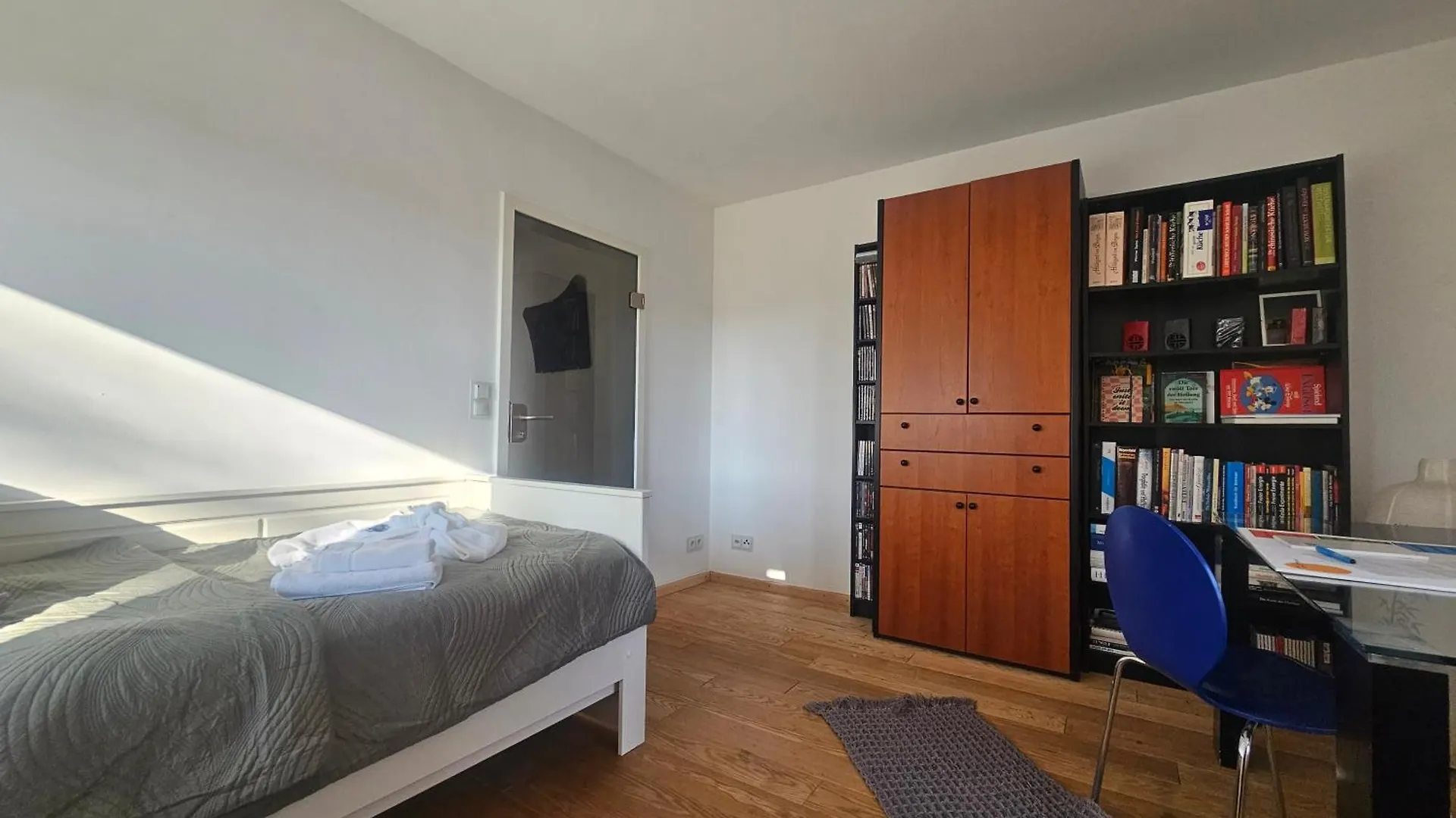 Apartment Residence Moai - Exklusiver Rueckzugsort Fuer Geschaeftsreisen - Kostenloser Parkplatz, Wlan, Waschtrockner, Smart Tv, Qbo Essential, Ergonomischer Schreibtisch Erlangen