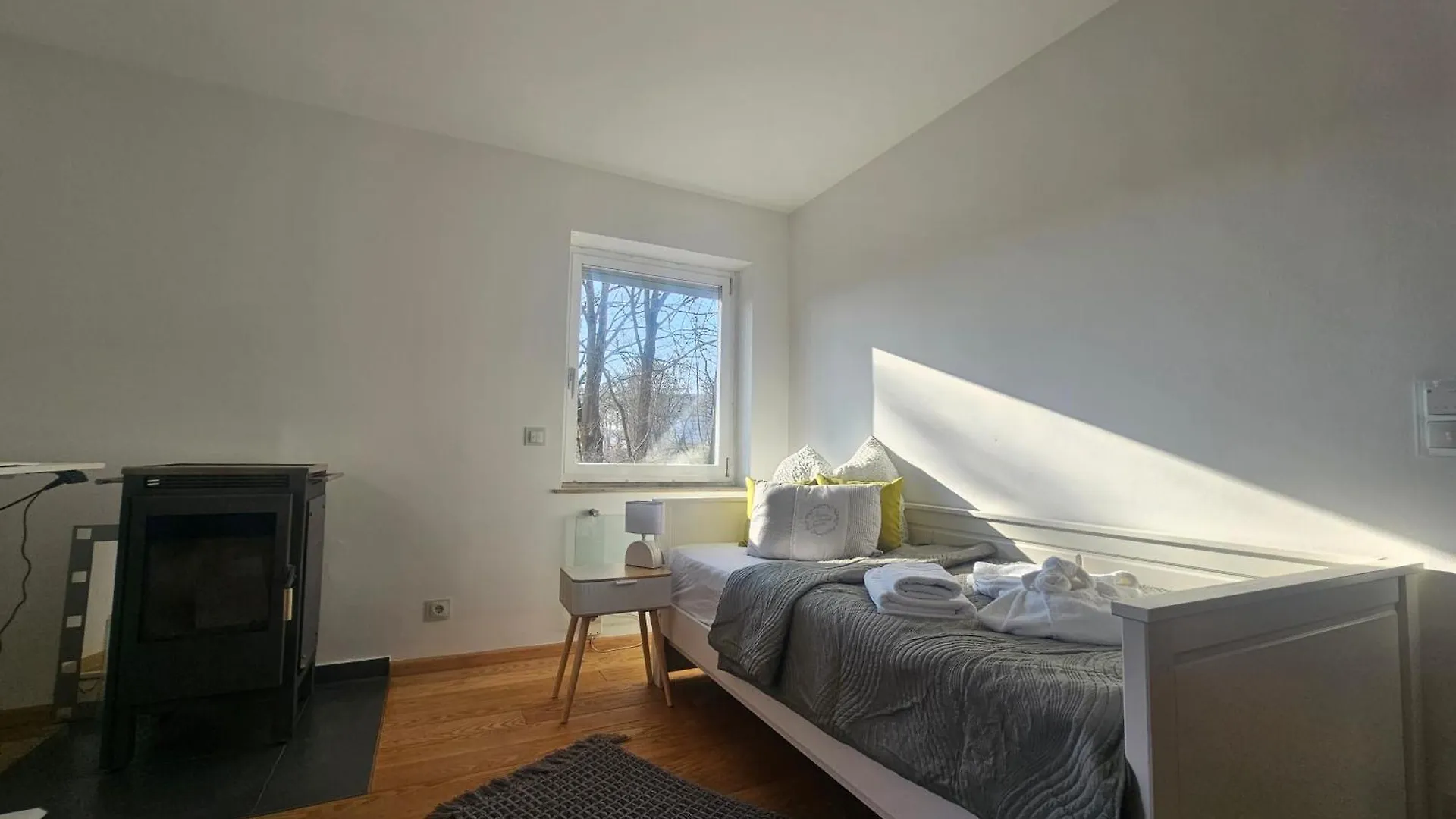 Residence Moai - Exklusiver Rueckzugsort Fuer Geschaeftsreisen - Kostenloser Parkplatz, Wlan, Waschtrockner, Smart Tv, Qbo Essential, Ergonomischer Schreibtisch Erlangen Apartment