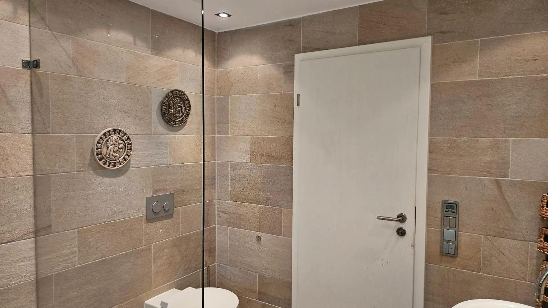 Residence Moai - Exklusiver Rueckzugsort Fuer Geschaeftsreisen - Kostenloser Parkplatz, Wlan, Waschtrockner, Smart Tv, Qbo Essential, Ergonomischer Schreibtisch Erlangen