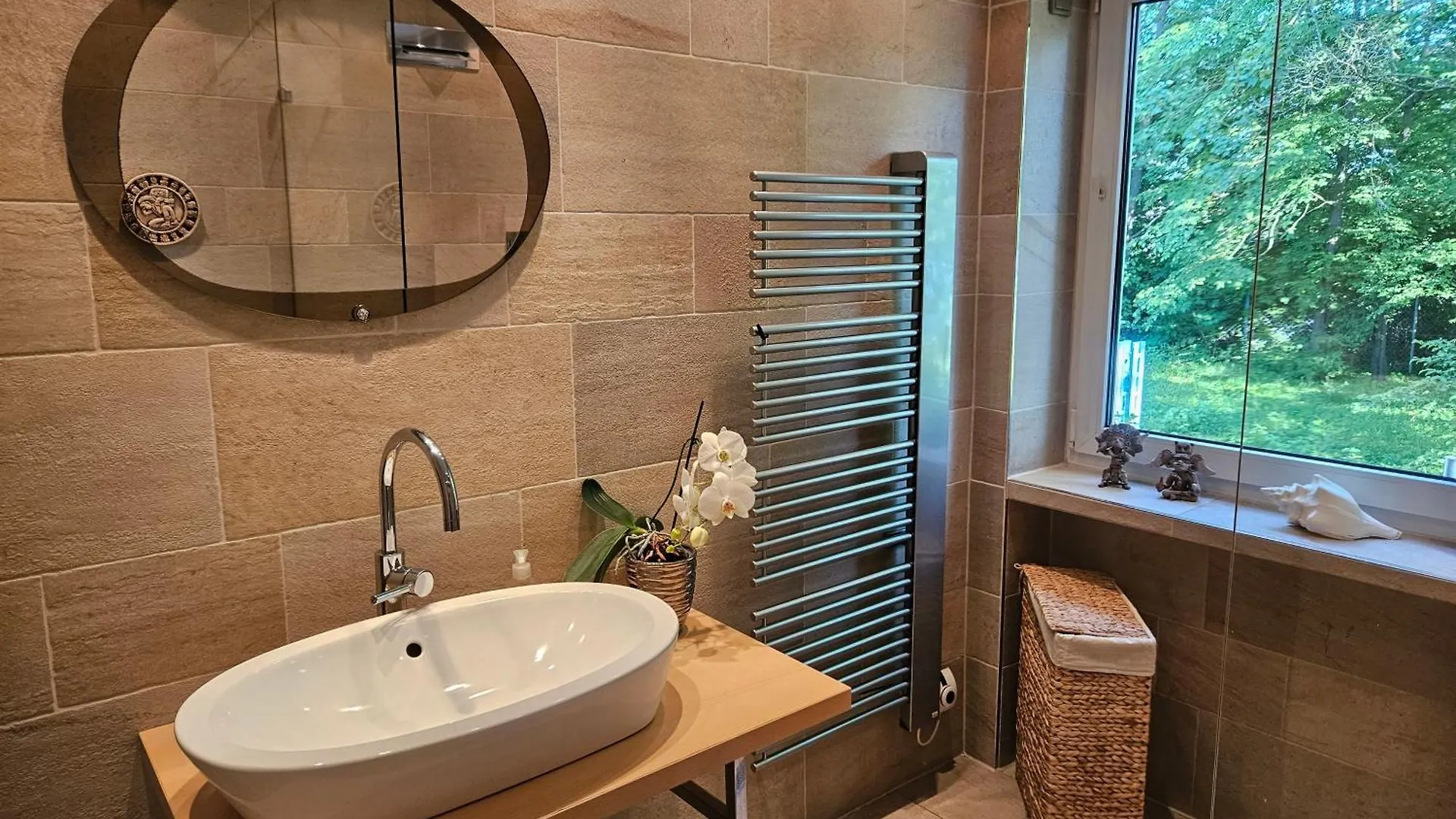 Apartment Residence Moai - Exklusiver Rueckzugsort Fuer Geschaeftsreisen - Kostenloser Parkplatz, Wlan, Waschtrockner, Smart Tv, Qbo Essential, Ergonomischer Schreibtisch Erlangen